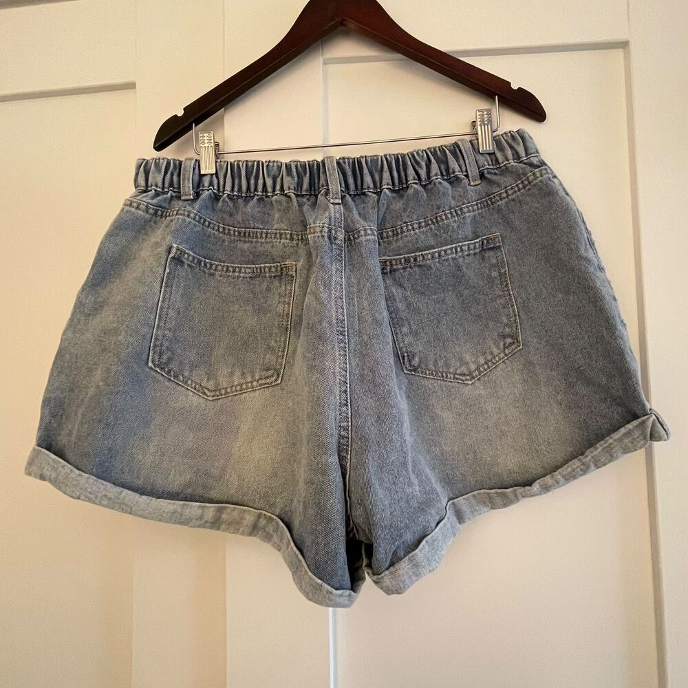 Womens Plus Size 2XL High Waisted Cuffed Denim Shorts Light Wash Jean Shorts - Picture 3 of 8